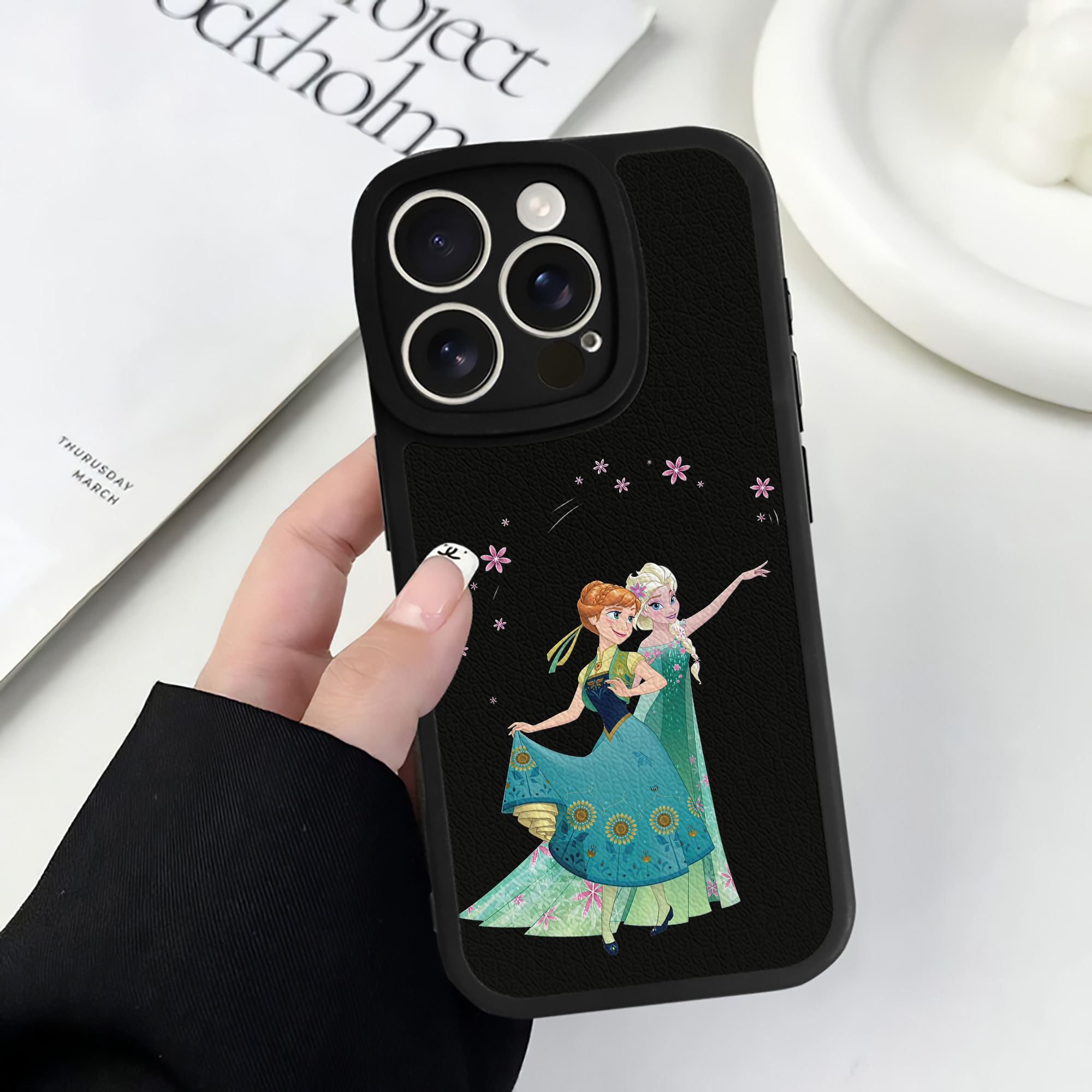 （画像用） アナと雪の女王 アンナ エルサ Frozen Anna Elsa 【iPhone 16シリーズ対応】シリコンスマホケース（レザー調） 材質：シリコン